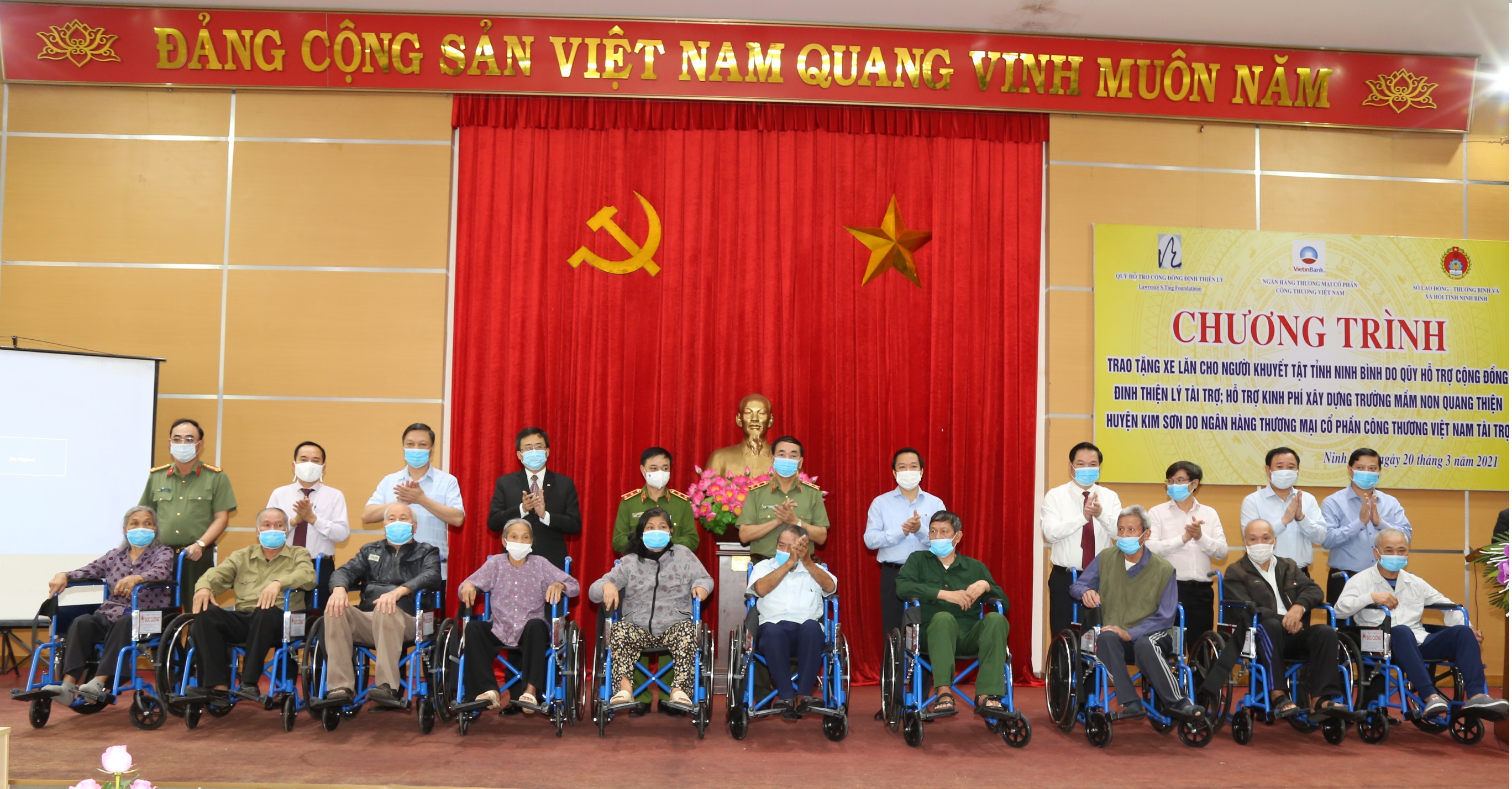 Nhà tài trợ trao tặng xe lăn cho người khuyết tật và hỗ trợ kinh phí xây dựng Trường Mầm non xã Quang Thiện, huyện Kim Sơn.