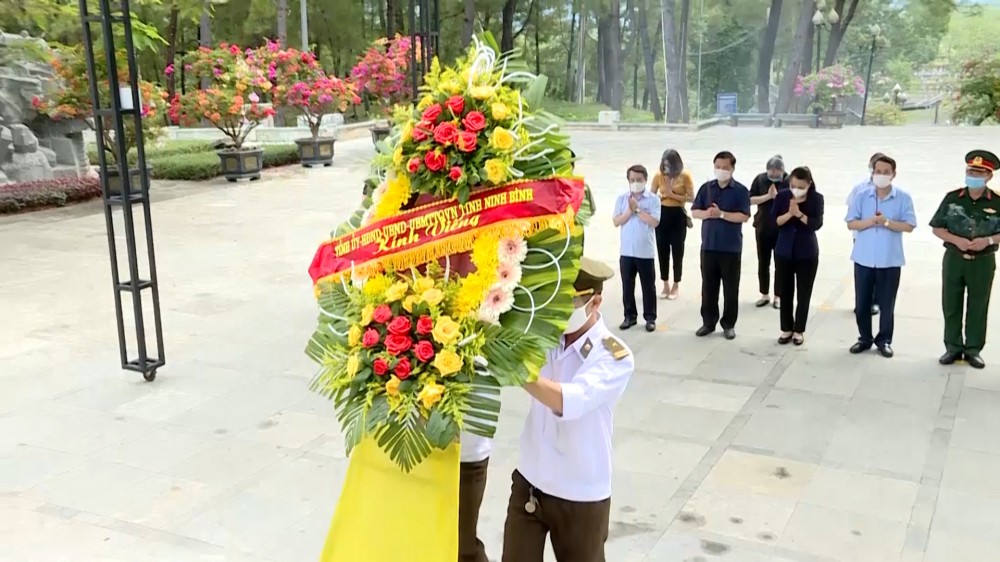 Đoàn đại biểu của Tỉnh đi dâng hương, hoa tưởng niệm các anh hùng liệt sỹ tại một số Nghĩa trang liệt sĩ các tỉnh miền Trung
