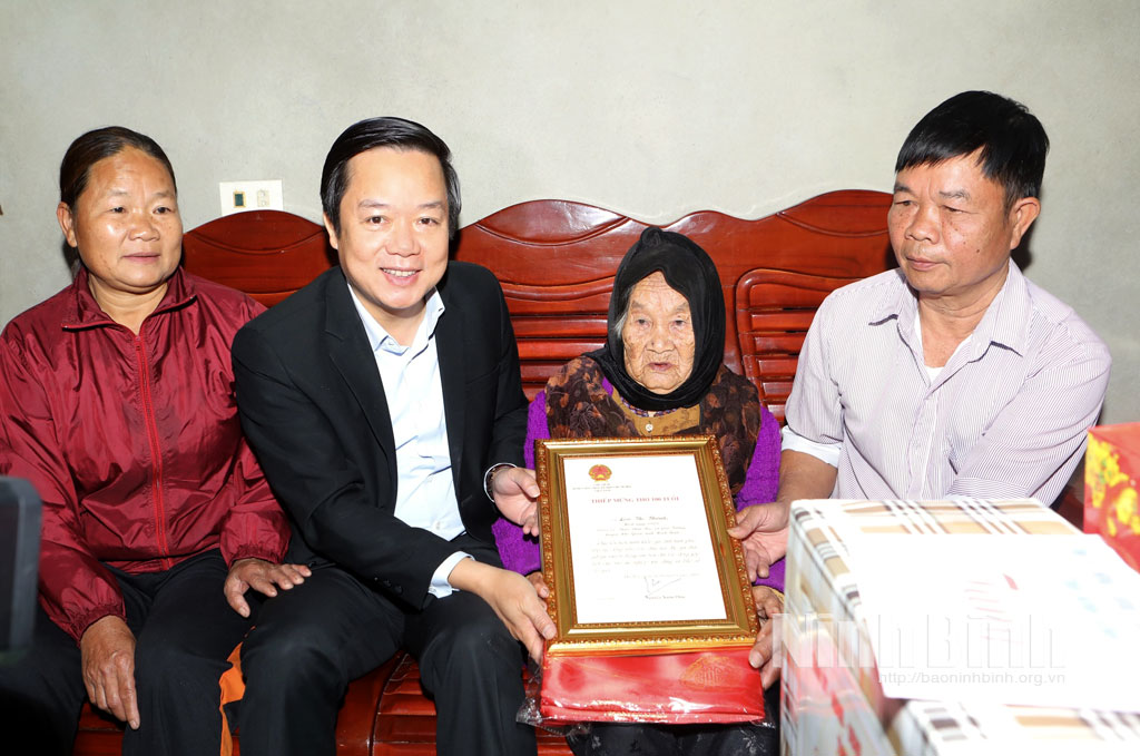 Đồng chí Chủ tịch UBND tỉnh tặng quà Tết tại huyện Nho Quan