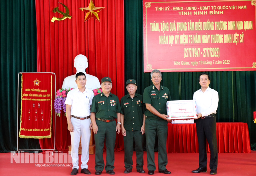 Đồng chí Chủ tịch UBND tỉnh thăm, tặng quà thương, bệnh binh tại Nho Quan và Hoa Lư