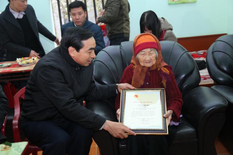 Các đồng chí lãnh đạo tỉnh đi thăm và tặng quà nhân dịp  tết Nguyên Đán Mậu Tuất năm 2018