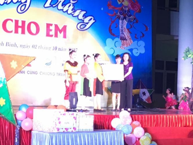Các đồng chí Lãnh đạo Tỉnh ủy, HĐND, UBND tỉnh thăm, tặng quà cho trẻ em nhân dịp tết Trung thu năm 2017.