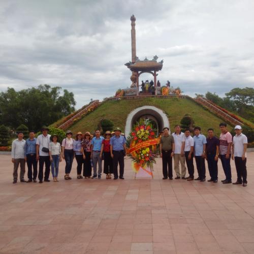 Dâng hương viếng các anh hùng liệt sỹ tại các Nghĩa trang Liệt sỹ Quốc gia Trường Sơn, Đường 9