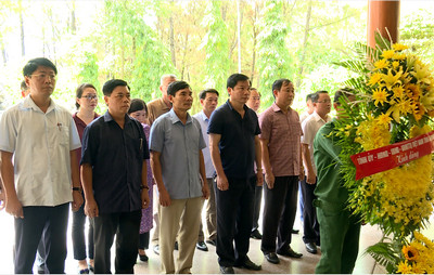 Đoàn đại biểu tỉnh Ninh Bình dâng hương tưởng niệm các anh hùng liệt sỹ tại miền Trung