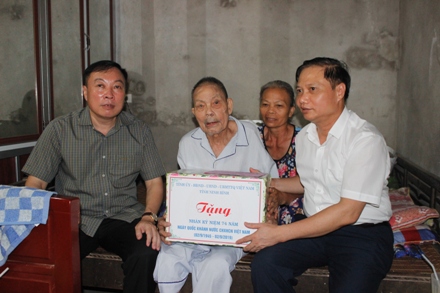 Đồng chí Phó Bí thư Thường trực Tỉnh ủy thăm, tặng quà các gia đình có công với cách mạng tại Nho Quan