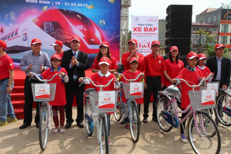 Prudential Việt Nam tổ chức trao tặng xe đạp cho học sinh nghèo hiếu học và trao quà cho Trung tâm Bảo trợ và công tác xã hội.