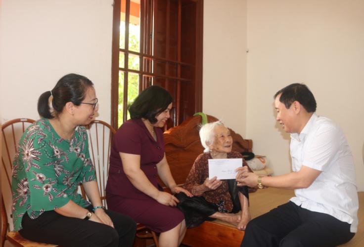 Thăm, tặng quà Mẹ Việt Nam Anh hùng do Sở Lao động Thương binh xã hội phụng dưỡng
