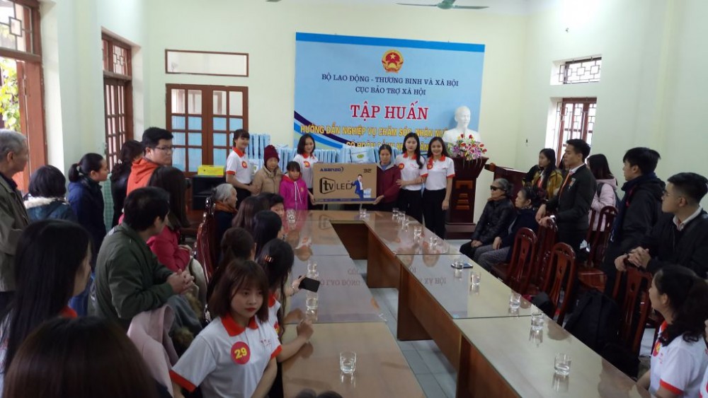 Đoàn sinh viên của trường Đại học Kinh Doanh và Công Nghệ Hà Nội đã tới thăm và tặng quà tại Trung tâm Bảo trợ và Công tác xã hội tỉnh Ninh Bình