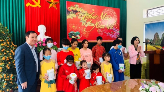 Đồng chí Phó trưởng Ban Tổ chức TW tặng quà Tết tại Trung tâm Bảo trợ và Công tác xã hội tỉnh Ninh Bình