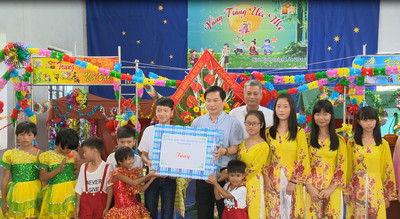 Đồng chí Tống Quang Thìn tặng quà Trung thu cho trẻ em tại TT Bảo trợ và công tác XH