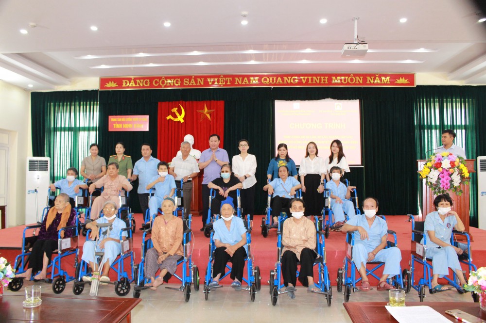 Quỹ Hỗ trợ Cộng đồng Đinh Thiện Lý trao tặng xe lăn cho người có công, người khuyết tật trên địa bàn tỉnh Ninh Bình.