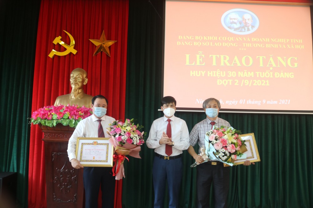 Đảng ủy Sở Lao động – Thương binh và Xã hội tỉnh Ninh Bình tổ chức Lễ trao tặng Huy hiệu 30 năm tuổi Đảng đợt 02/9/2021
