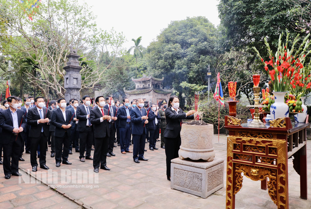 Đoàn đại biểu lãnh đạo tỉnh dâng hương nhân dịp Tết nguyên đán Nhâm Dần 2022
