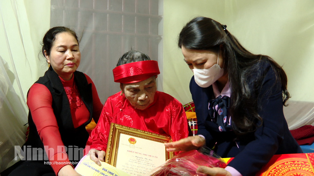 Đồng chí Bí thư Tỉnh ủy tặng quà Tết tại huyện Nho Quan