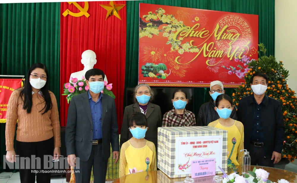 Đồng chí Trưởng ban Dân vận Tỉnh ủy, Chủ tịch Ủy ban MTTQ Việt Nam tỉnh tặng quà nhân dịp Tết Nguyên đán