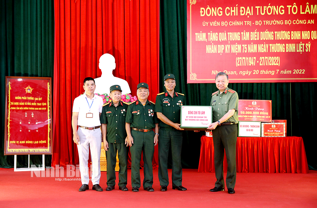 Bộ trưởng Bộ Công an Tô Lâm thăm, tặng quà tại Trung tâm Điều dưỡng thương binh Nho Quan