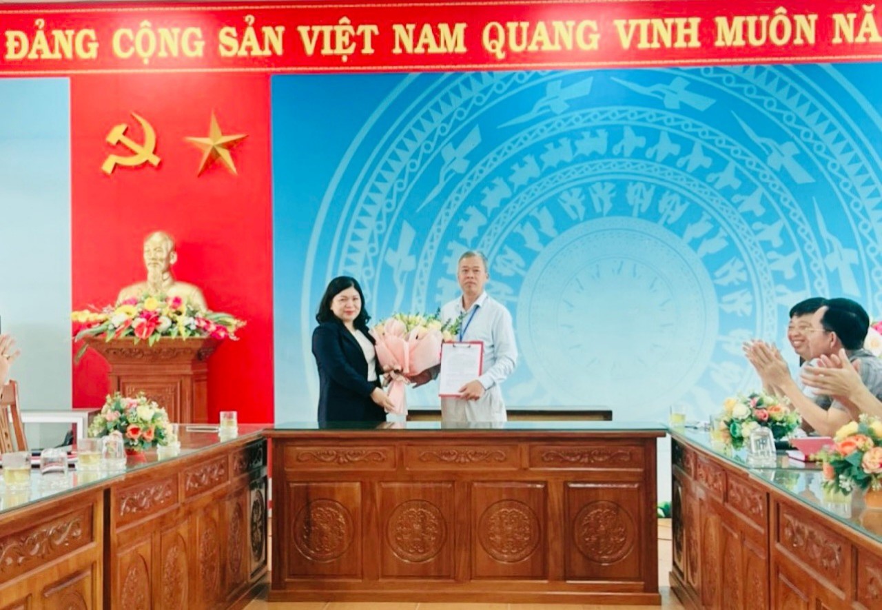 Công bố và trao quyết định bổ nhiệm chức danh Phó Giám đốc Trung tâm Phục hồi chức năng tâm thần đối với ông Đinh Văn Long