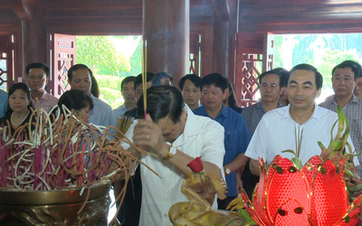 Các đồng chí lãnh đạo tỉnh và TP Ninh Bình dâng hương nhân kỷ niệm ngày Thương binh Liệt sỹ
