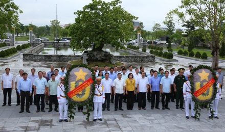 Dâng hương tại Đền thờ và Đài tưởng niệm các anh hùng liệt sỹ của tỉnh