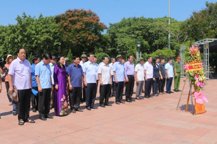 Đoàn đại biểu của tỉnh dâng hương tại Nghĩa trang liệt sỹ quốc gia Trường Sơn, Nghĩa trang quốc gia Đường 9 và Khu di tích lịch sử Thành cổ Quảng Trị