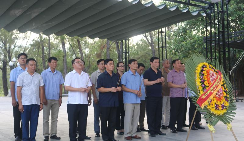 Đoàn đại biểu của Tỉnh đi dâng hương, hoa  tưởng niệm các anh hùng liệt sỹ tại một số Nghĩa trang liệt sĩ các tỉnh miền Trung