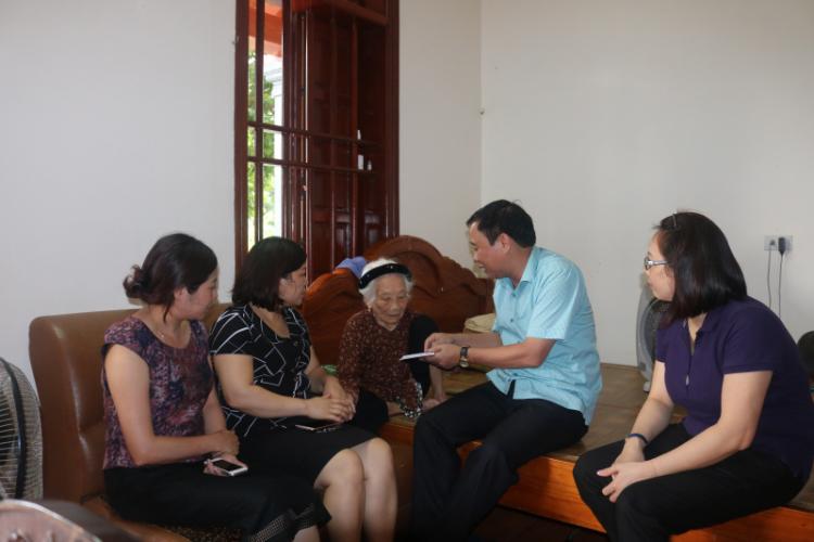 Lãnh đạo Sở thăm, tặng quà Mẹ Việt Nam anh hùng do cơ quan Sở phụng dưỡng nhân dịp kỷ niệm 70 năm Ngày Thương binh Liệt sĩ 27-7