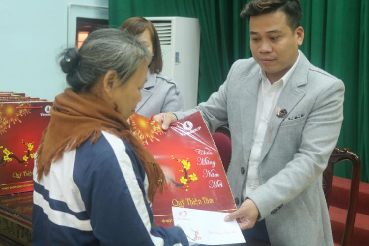 Quỹ Thiện tâm - Tập đoàn Vingroup tặng quà tết cho hộ nghèo Ninh Bình
