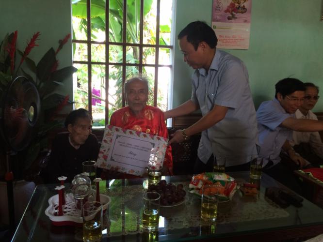 Tặng quà người cao tuổi tại huyện Yên Khánh, Yên Mô và Trung tâm phục hồi chức năng tâm thần tỉnh